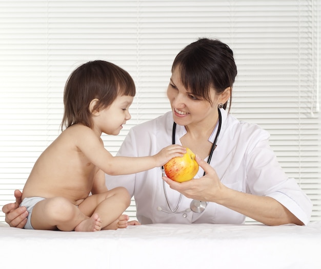 Retrato, de, hermoso, sonriente, doctor, con, niña