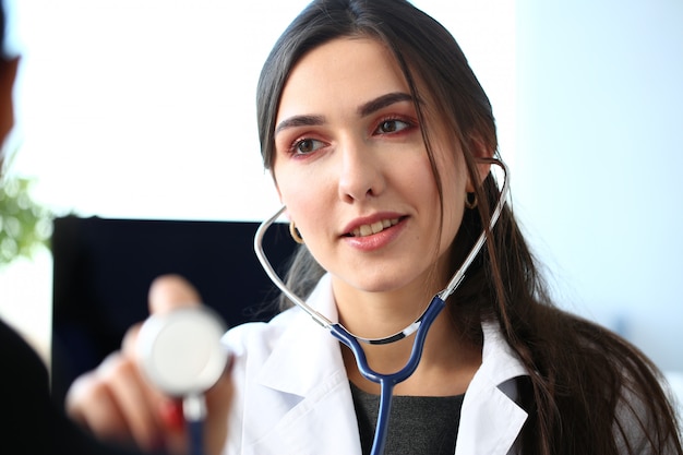 Retrato hermoso sonriente doctora espera