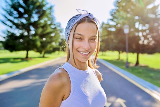 retrato, de, hermoso, sonriente, hembra joven, aire libre