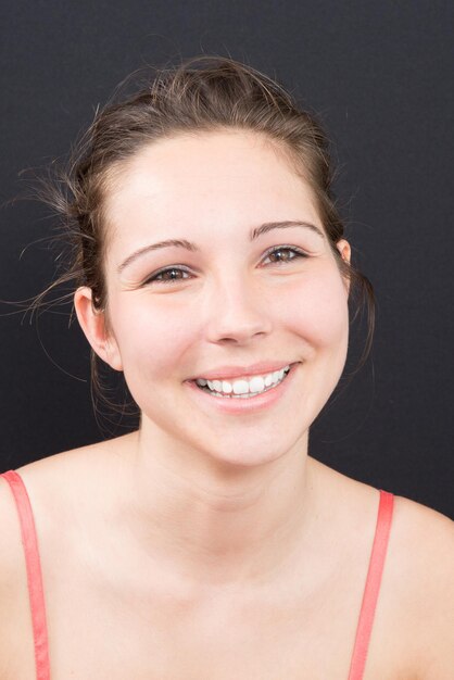 Foto retrato, de, hermoso, sonriente, mujer joven