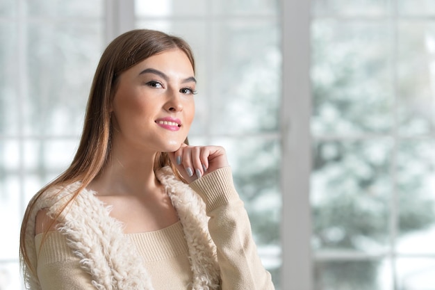 Retrato, de, un, hermoso, sonriente, mujer joven