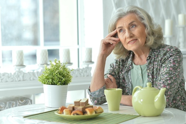 retrato, de, hermoso, sonriente, mujer mayor, bebida, té