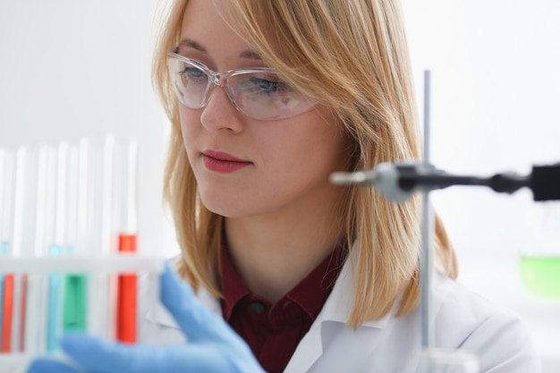 Retrato hermoso sonriente de la mujer del técnico