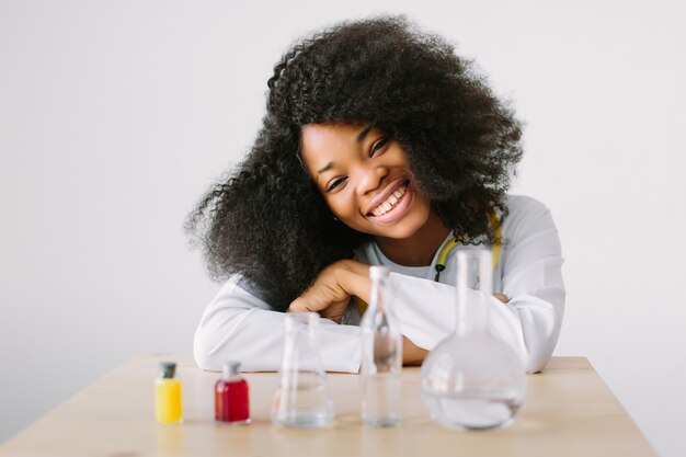 Retrato hermoso sonriente de la mujer del técnico