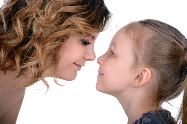 Retrato de hija feliz y su madre.