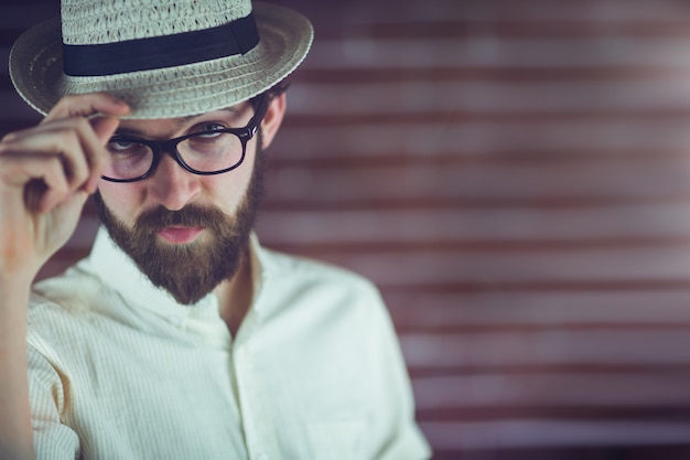 Retrato de hipster con gafas y sombrero con confianza