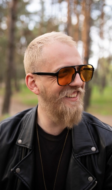 Retrato hipster jovem com barba e bigode com óculos de sol