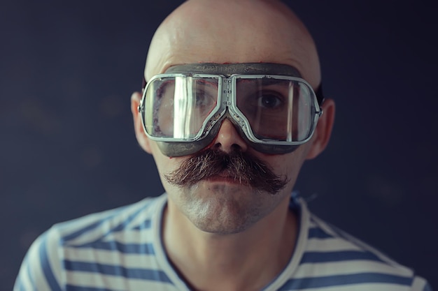 retrato de un hipster punk de vapor, hombre bigotudo posando, cara, bigote