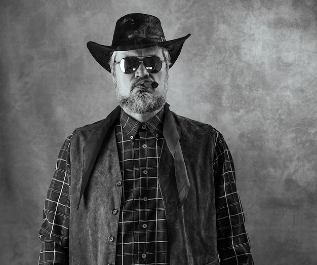 retrato de un hombre de 50 años con barba