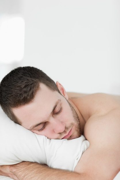 Retrato de un hombre acostado sobre su vientre mientras duerme