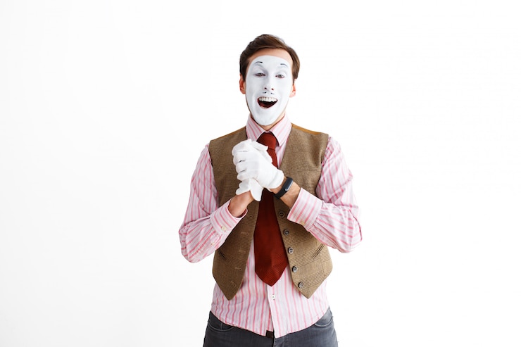 Foto retrato de hombre, actor, pantomima, hombre haciendo gesto de felicidad y alegría.