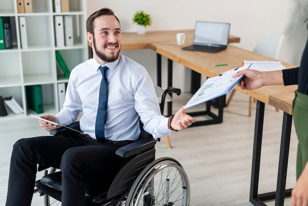 Foto retrato de hombre adulto positivo sonriendo