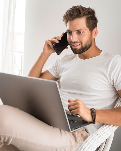 Retrato de hombre adulto que trabaja en casa