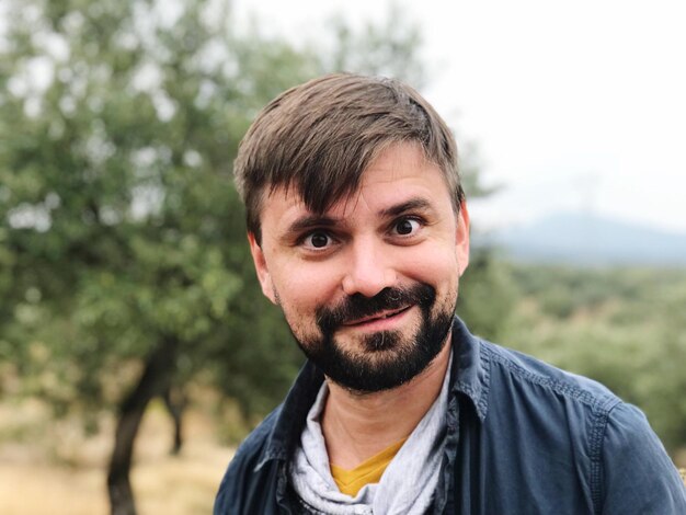 Retrato de un hombre adulto sonriente