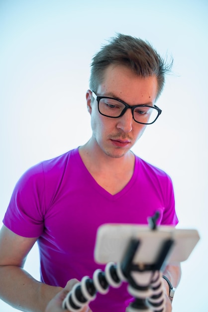 Foto retrato de un hombre adulto usando un teléfono inteligente