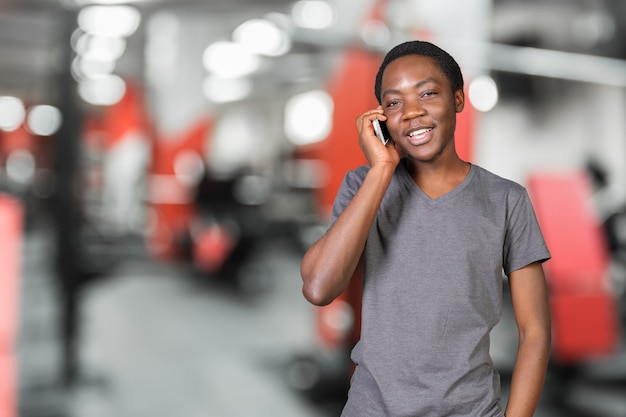 Retrato de hombre africano hablando por teléfono aislado