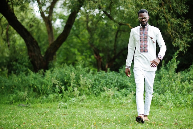 retrato, de, hombre africano, en, ropa tradicional, en, parque