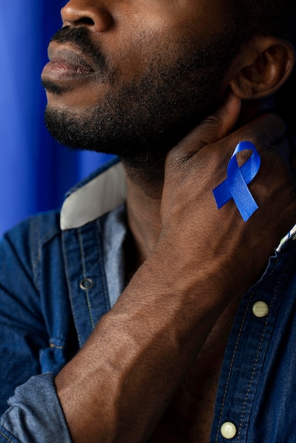 Foto retrato de hombre afroamericano con cinta azul