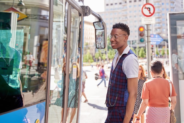 retrato, de, un, hombre afroamericano, en la ciudad, esperar, un, autobús