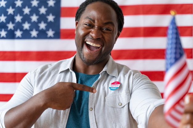 Foto retrato de hombre afroamericano en el día de registro de votantes