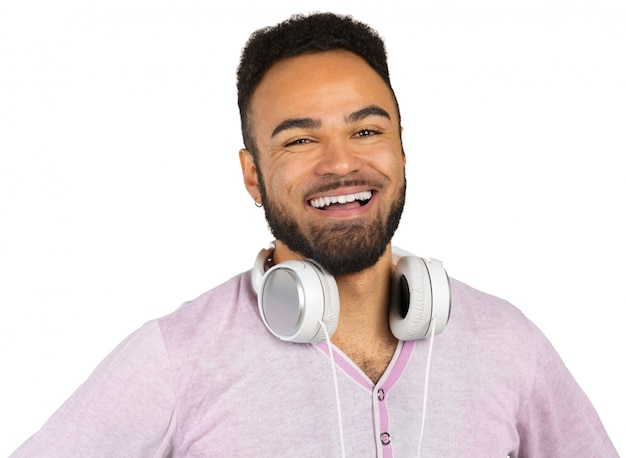 Retrato de un hombre afroamericano joven alegre que escucha la música con los auriculares