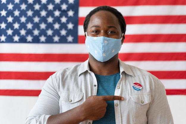 Foto retrato de hombre afroamericano con máscara médica en el día de registro de votantes