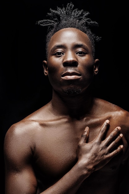 Retrato de hombre afroamericano sobre fondo negro