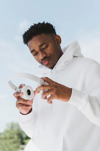 Foto retrato de hombre afuera con auriculares