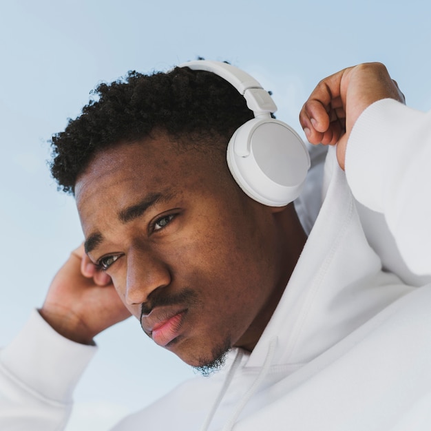 Retrato de hombre al aire libre con auriculares