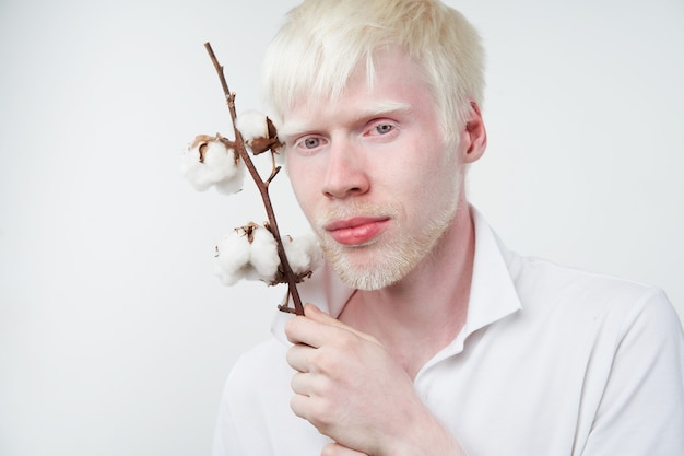 Retrato de un hombre albino