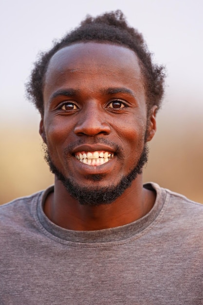 Retrato de un hombre alegre africano. Primer plano .Namibia .África