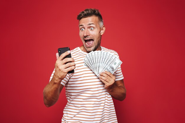 Retrato de un hombre alegre de pie en rojo