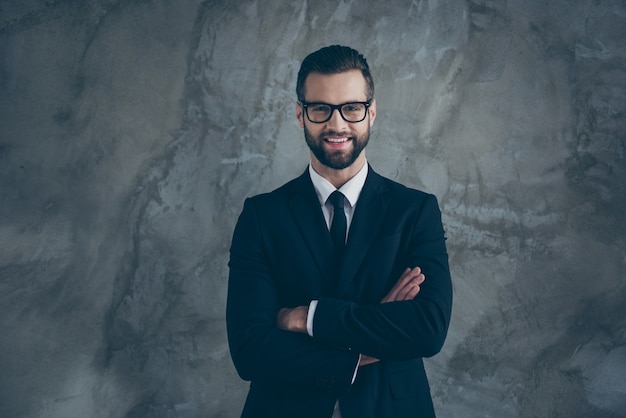 Retrato de hombre alegre positivo experto verdadero líder cruzado manos puede decidir la decisión correcta elegir la opción usar ropa de moda elegante aislada sobre la pared de color gris