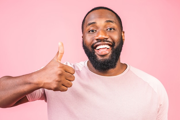 Retrato de hombre alegre, positivo, guapo con piel negra