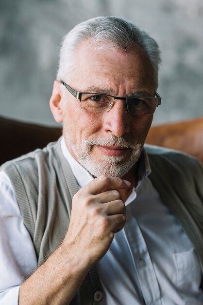 Retrato, de, un, hombre anciano, llevando, lentes