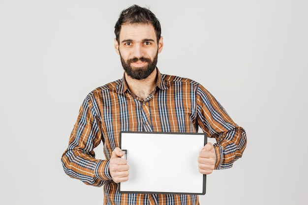 Retrato de un hombre árabe sosteniendo un panel blanco en blanco con espacio para texto sobre fondo blanco.