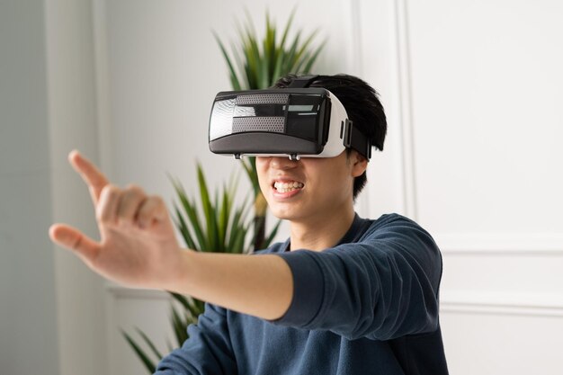 Retrato de hombre asiático con gafas de realidad virtual