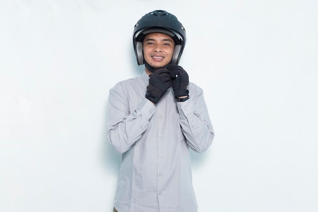 Retrato de hombre asiático guapo con un casco de motocicleta waring sobre fondo blanco.