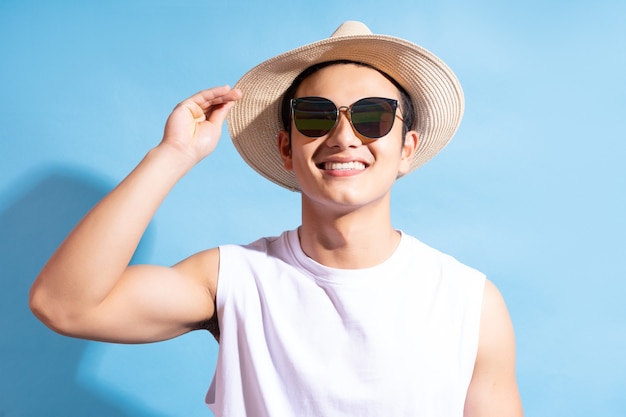 Retrato de hombre asiático guapo con gafas de sol, concepto de vacaciones de verano