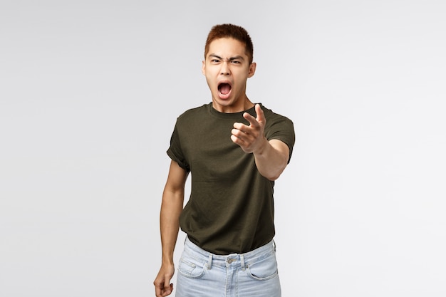 Retrato de un hombre asiático joven que muestra gesto.