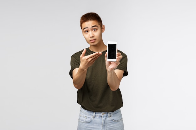 Retrato de un hombre asiático joven que muestra gesto.