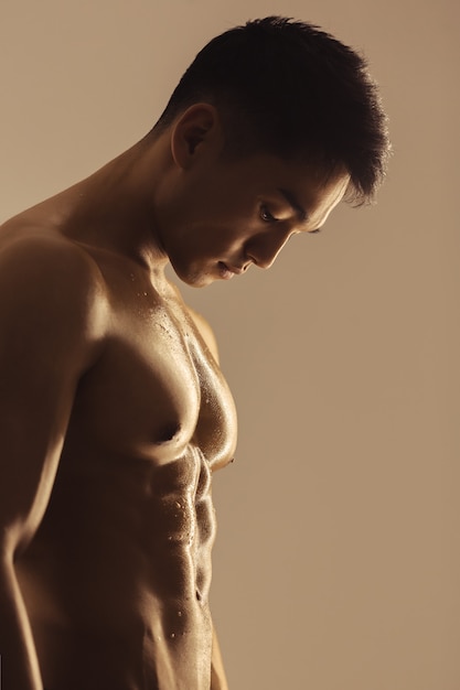 Foto retrato de hombre asiático musculoso en interiores en estudio