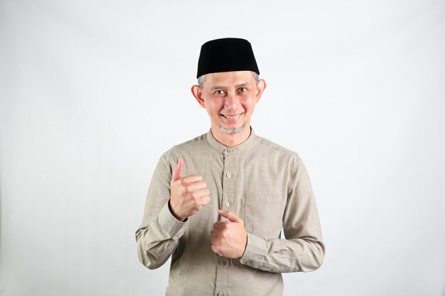 Retrato de un hombre asiático musulmán sonriendo con los brazos abiertos cuando hace una pose de saludo