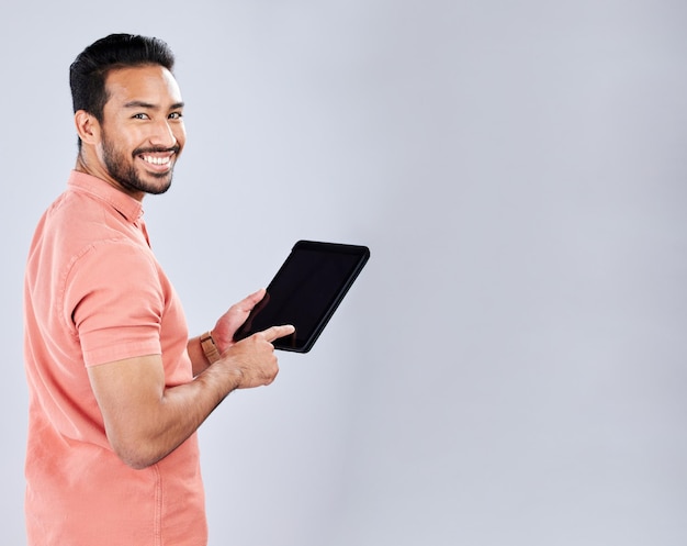 Retrato de hombre asiático o pantalla de tableta en un fondo aislado en la maqueta de la aplicación de finanzas maqueta de fintech o colocación de productos de préstamo Sonrisa feliz o comerciante independiente en el mercado de valores de tecnología o comercio