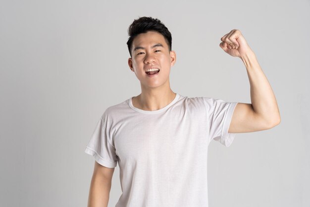 Foto retrato de un hombre asiático posando sobre un fondo blanco
