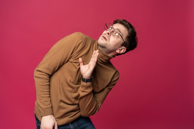 Retrato del hombre asustado aislado sobre fondo rosa de moda.