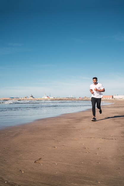 Retrato de un hombre atlético corriendo.