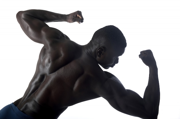 Retrato de un hombre atlético negro en su espalda
