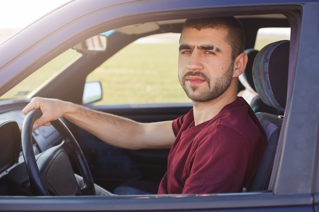 Retrato de hombre atractivo sin afeitar con tira de cejas