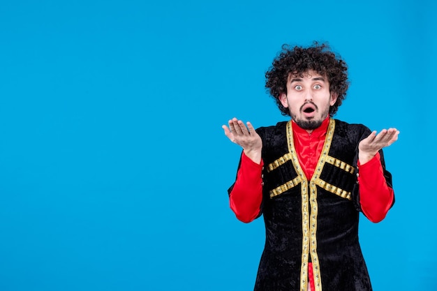 Retrato de hombre azerí sorprendido en traje tradicional estudio tiro fondo azul primavera novruz bailarina étnica